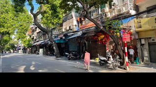 Dịp Rằm tháng 7 người dân phố vàng mã Hà Nội 'chỉ muốn khóc'