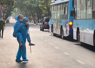 Xúc động cảnh Phó trưởng Công an phường Đội Cấn cõng cụ bà già yếu lên xe đi cách ly