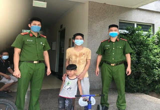 Tìm gia đình giúp cháu bé bị lạc tại thị trấn Quốc Oai 