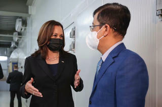 Phó tổng thống Mỹ Kamala Harris chứng kiến trao vaccine COVID-19 cho Việt Nam