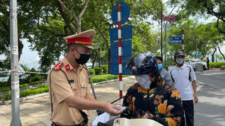 Thông tin mới nhất về cấp giấy đi đường, thẻ mua hàng thiết yếu tại “vùng đỏ” 