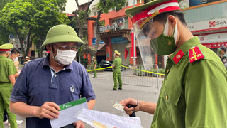 Công an Hà Nội 'ăn nghỉ tại chỗ' để kịp cấp 80.000 giấy đi đường cho người dân 
