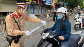Cảnh sát Hà Nội xử lý linh động ngày đầu kiểm tra Giấy đi đường mới 