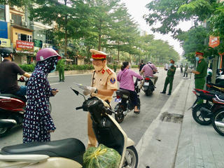 Cảnh sát cơ động mạnh vẫn 'siết' kiểm soát, kiểm tra giấy đi đường nội đô Hà Nội