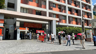 Người Hà Nội xếp hàng từ 6h, “đội nắng” mua bánh trung thu Bảo Phương 