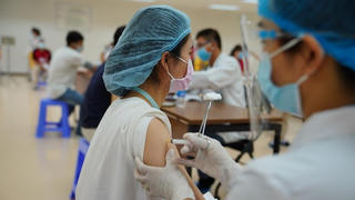 Bộ Y tế nói gì về đề xuất rút ngắn khoảng cách tiêm 2 mũi vaccine AstraZeneca?