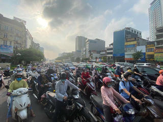 Hà Nội ngày đầu 'nới' giãn cách, người dân đổ ra đường, tiệm cắt tóc kín chỗ