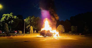 Một xe BMW X5 bất ngờ bốc cháy dữ dội khi đang chạy trên đường 