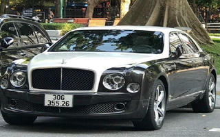 Siêu xe Bentley 'lộ' biển số giả khi đang lưu thông trên phố 