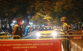 Cận cảnh các F1 từ Bệnh viện Việt Đức đi cách ly tập trung