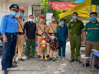 Bé trai 3 tuổi lang thang trên cầu vượt cao tốc ở Hà Nội