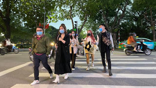 Người dân Hà Nội thích thú xuống phố đón rét đầu đông