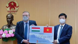 Hungary trao tặng 100.000 liều vaccine và 100.000 kit test COVID-19 cho Việt Nam 