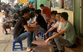 Người Hà Nội đang quá 'lơ là' với dịch bệnh? 