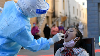 Hướng dẫn trường hợp trẻ em phải trì hoãn, thận trọng khi tiêm vaccine COVID-19