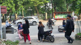 Loạt phụ nữ đầu trần phi xe máy vào ngõ cụt 'trốn' cảnh sát 141 Hà Nội