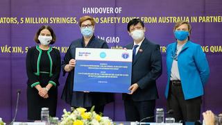Việt Nam tiếp nhận thiết bị phục vụ tiêm chủng do Chính phủ Australia và UNICEF hỗ trợ