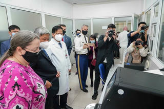 Mỹ trao tặng máy giải trình tự Gen xác định những biến chủng của SARS- CoV-2