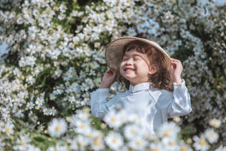 'Lịm tim' với hình ảnh 'thiên thần' 4 tuổi mặc áo dài trắng đội nón tre trong vườn cúc hoạ mi