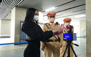Sử dụng camera quét mã QR tại đường sắt Cát Linh - Hà Đông 