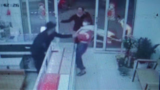 'Nữ quái' tuổi 19 vờ mua dây chuyền vàng rồi định cướp