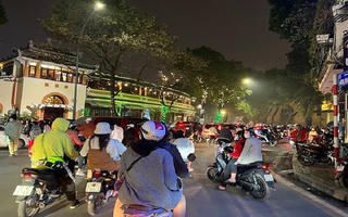 Đêm Giáng sinh Hà Nội đường phố đông đúc, Nhà thờ lớn vắng vẻ