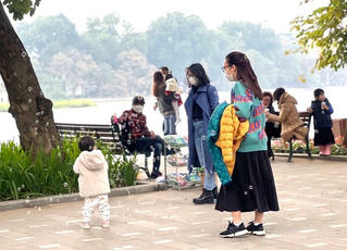 Người dân Thủ đô xuống phố ngày đầu năm mới 