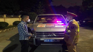 Phát hiện ô tô mang biển giả, trang bị phù hiệu và đèn ưu tiên ra vào Bộ Công an