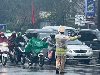 CSGT Hà Nội đội mưa đảm bảo an toàn giao thông