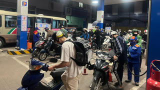 Người Hà Nội 'đua nhau' đi mua xăng trong đêm