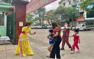 Bỡ ngỡ ngày đầu học sinh mầm non Hà Nội trở lại trường 