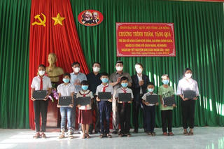 Tập đoàn Tây Bắc đồng hành cùng ''Sóng và máy tính cho em'' tại 5 huyện tại tỉnh Lâm Đồng