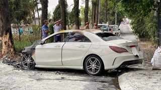 Ô tô Mercedes bất ngờ đâm vào gốc cây bốc cháy ở Hà Nội