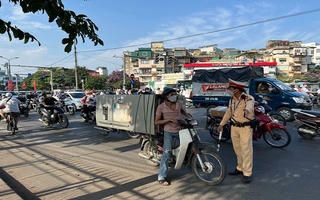 Xử lý loạt xe 3 bánh tự chế chở hàng cồng kềnh tại Hà Nội