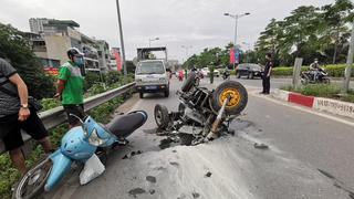 Xe ba bánh tự chế gây tai nạn rồi bốc cháy trên đường vành đai 2 Hà Nội