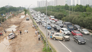 Lái xe Lexus gây tai nạn trên Đại lộ Thăng Long rồi 'bỏ trốn'