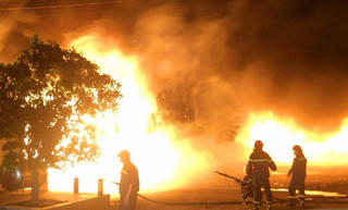 Cháy xưởng sản xuất chén bát tại Hà Nội giữa mưa lớn