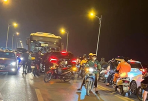 Hai ô tô đâm nhau, cầu Vĩnh Tuy ùn tắc nhiều giờ trong đêm