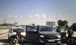 Nổ súng chặn bắt 4 đối tượng có ma tuý và 1 va ly tiền trên cao tốc