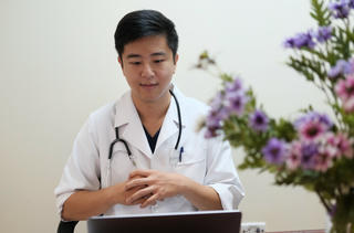 Bác sĩ trẻ Đỗ Doãn Bách – luôn đặt nhiệm vụ cứu chữa người bệnh lên hàng đầu