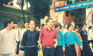 Cảm động câu chuyện người thầy giáo bị dị tật do di chứng da cam mang “con chữ” lên bản nghèo Hà Giang
