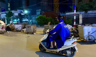 Người Hà Nội mặc áo mưa, co ro trong cái lạnh đầu đông 