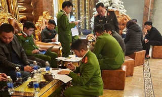 Quán karaoke bị tạm đình chỉ nhưng vẫn 'lén lút' hoạt động tại Hà Nội