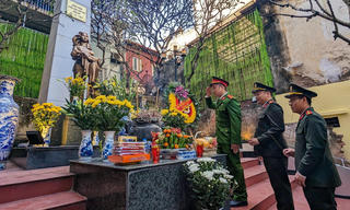 Thanh niên Công an Thủ đô dâng hương tưởng nhớ đồng bào, chiến sỹ đã hy sinh để bảo vệ Hà Nội 