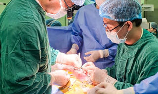 Bé gái vừa chào đời đã bị 'sùi bọt cua'