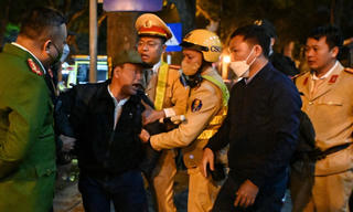  'Ma men' ngồi sau xe vi phạm 'tấn công' tổ công tác 141