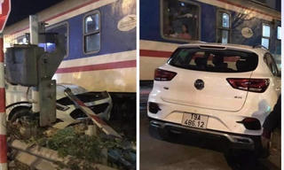 Ô tô biến dạng phần đầu vì va chạm với tàu hoả