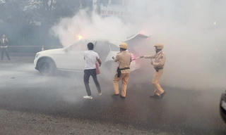  Chiếc xe ô tô bỗng nhiên bốc cháy trên đường Phạm Hùng