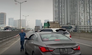 Phạt tài xế xe sang chặn đầu ô tô khác trên đường Hà Nội