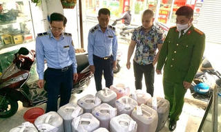 Hà Nội: Phát hiện cơ sở kinh doanh hơn 500 lít rượu không nguồn gốc xuất xứ
